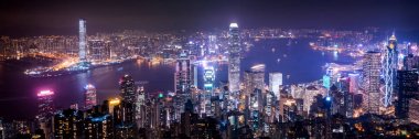 Hong Kong gece panoramik görünüm Peak görünümden gelin.