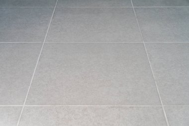 Fayans arka kapatmak.