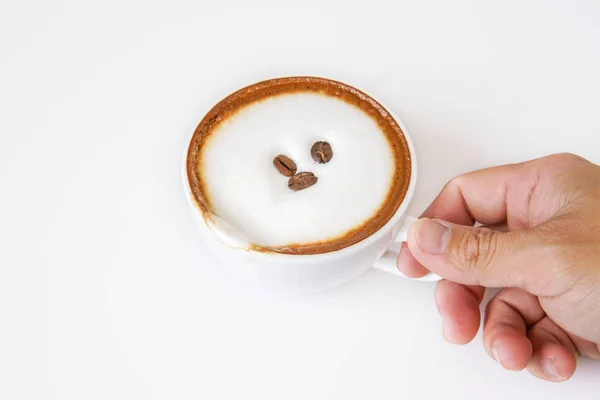 Mão bebendo café de leite quente no fundo branco . — Fotografia de Stock