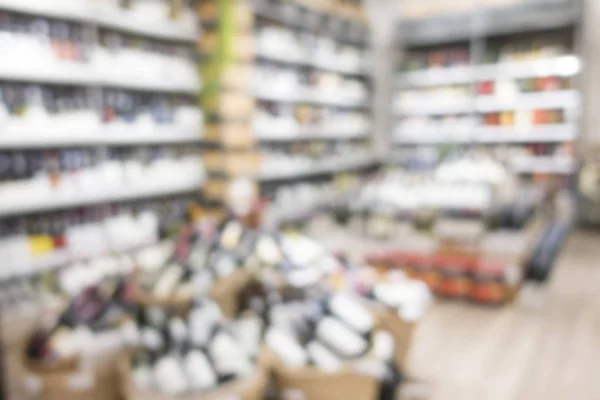 Verschwommener Wein und Whisky in den Regalen des Supermarktes für Background — Stockfoto