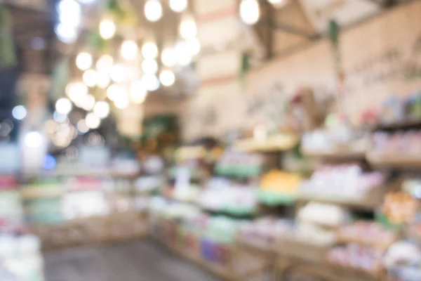 Defokussiertes Regal, Anzeige im Supermarkt für Hintergrund. — Stockfoto