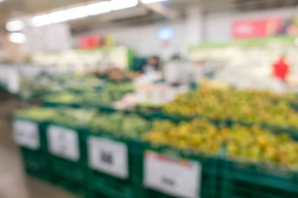 Gemüse und Obst im Supermarkt für den Hintergrund entschärft — Stockfoto