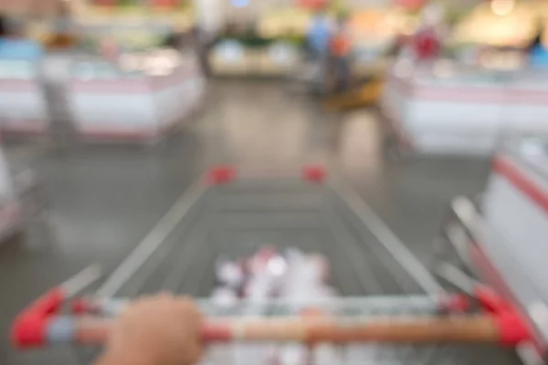 Defocused af shopping i supermarked . - Stock-foto