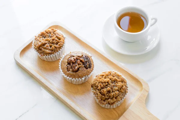 Banana crumble cup cake with tea. — Stock Photo, Image