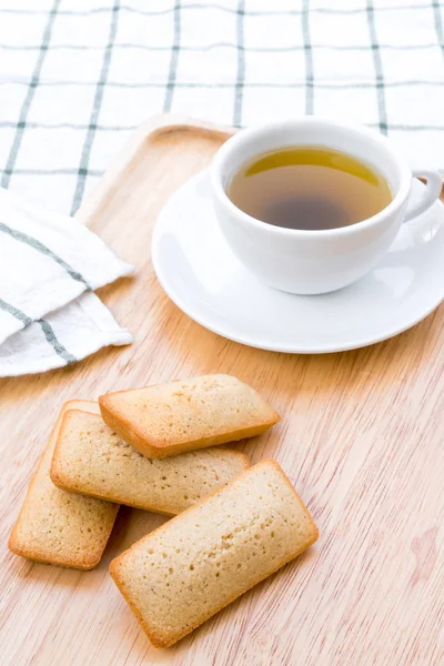 Financiero francés pasteles y té . — Foto de Stock