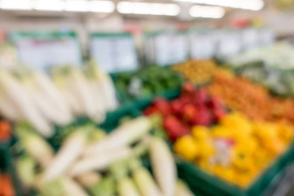 A zöldségek és gyümölcsök a szupermarket, a háttér defocused — Stock Fotó