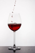 Sklenice na víno nalijte vodu
