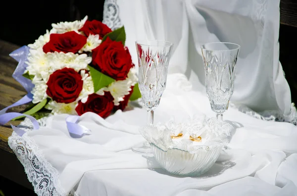 Весільні Кільця Квіти Білій Тканині — стокове фото