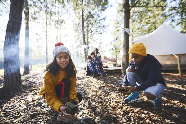 Retrato Menina Sorridente Reunindo Acendendo Acampamento Ensolarado Bosques — Fotografia de Stock