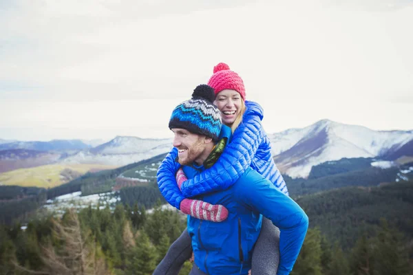 Happy Couple Mountaintop — Stock Photo, Image