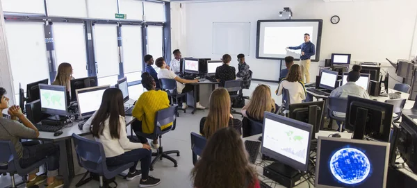 Alunos Ensino Médio Usando Computadores Assistindo Professor Tela Projeção Sala — Fotografia de Stock