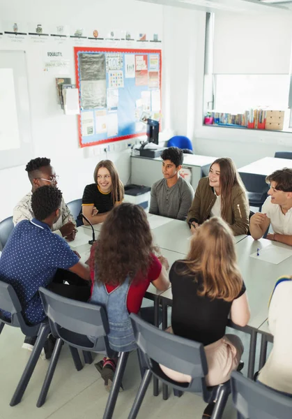 Középiskolás Diákok Beszélgetnek Vitaórán Osztályteremben — Stock Fotó