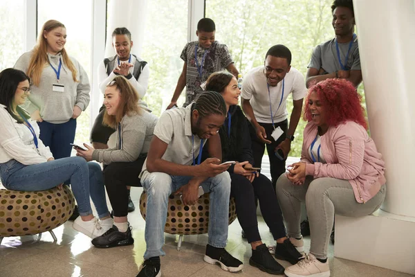 Estudantes Ensino Médio Saindo Usando Telefones Inteligentes — Fotografia de Stock