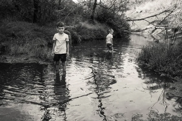 Chłopcy Brodzący Rzece — Zdjęcie stockowe