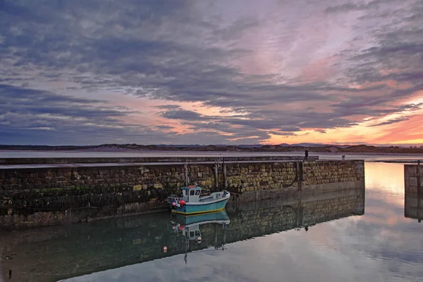 Rıhtım Duvarı Boyunca Demirlemiş Balıkçı Botları Dramatik Gündoğumu Gökyüzünün Altında — Stok fotoğraf
