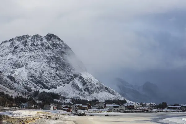 挪威Ramberg Lofoten偏远村庄上方的雪山 — 图库照片