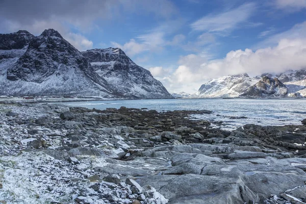 Tranquilas Montañas Cubiertas Nieve Vareid Lofoten Noruega —  Fotos de Stock