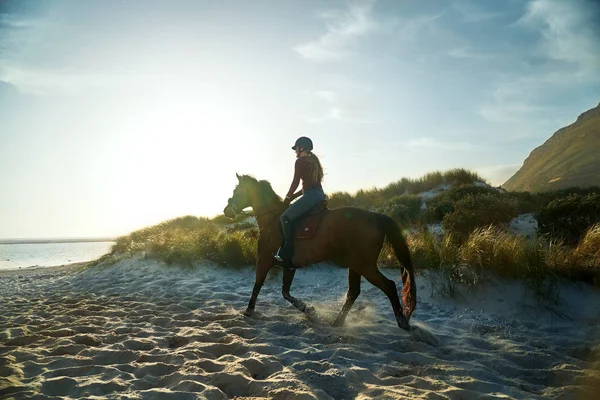 Junge Frau Reitet Sonnigen Ruhigen Strand — Stockfoto