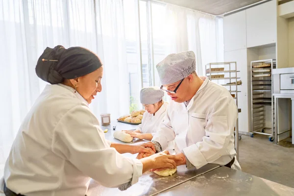 Chef Ayudando Los Estudiantes Síndrome Rollo Masa Cocina —  Fotos de Stock