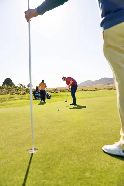Hombre Golfista Poniendo Hacia Pin Agujero Campo Golf Soleado — Foto de Stock