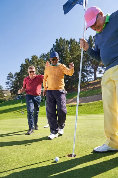 Los Golfistas Masculinos Poner Agujero Verde — Foto de Stock