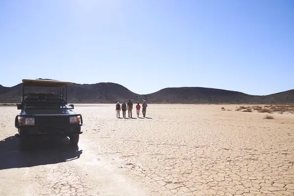 Safari Grupo Turistas Caminando Soleado Desierto Árido Sudáfrica — Foto de Stock