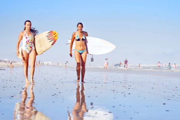 Πορτρέτο Αυτοπεποίθηση Νεαρές Γυναίκες Surfers Στην Ηλιόλουστη Παραλία Του Ωκεανού — Φωτογραφία Αρχείου