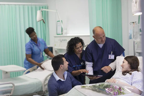 Doctors Digital Tablet Making Rounds Talking Patient Hospital Ward — Stock Photo, Image