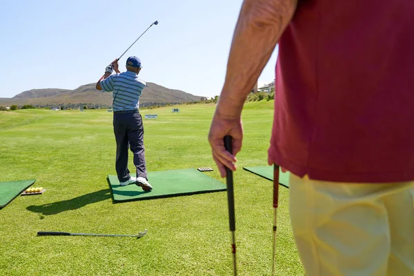 日当たりの良いゴルフコースで練習男性ゴルファードライビングレンジ — ストック写真