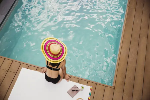 Woman Sun Hat Bikini Relaxing Poolside — Stock Photo, Image