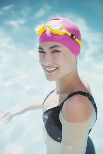 Mulher Confiante Retrato Touca Natação Óculos Piscina — Fotografia de Stock