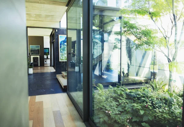 Moderno Lujoso Interior Escaparate Casa Con Patio —  Fotos de Stock
