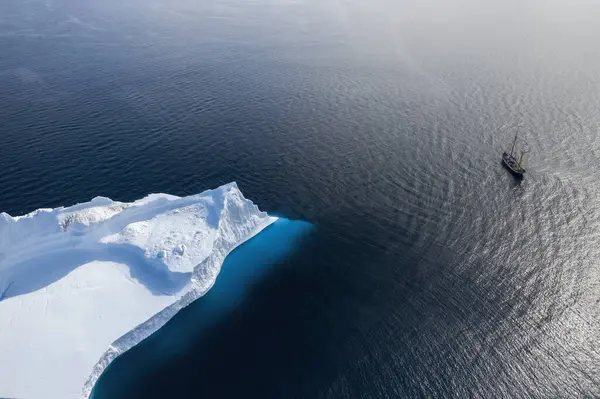 Barco Navegando Por Iceberg Ártico Soleado Océano Atlántico Groenlandia —  Fotos de Stock