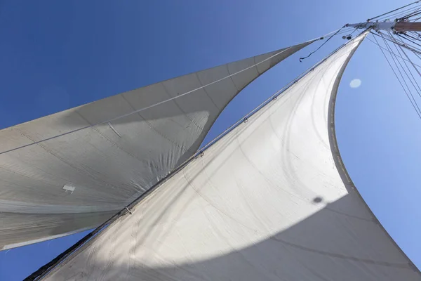 Sailboat Sails Blowing Breeze Sunny Blue Sky — Stock Photo, Image