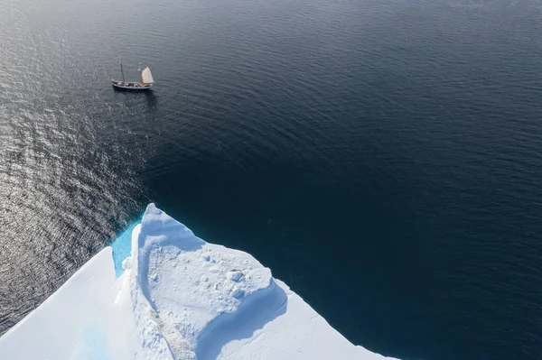 Ship Sailing Iceberg Sunny Atlantic Ocean Greenland — Stock Photo, Image