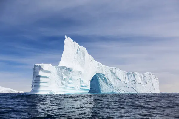 Majestatyczna Góra Lodowa Łukiem Nad Słonecznym Błękitnym Oceanem Atlantyckim Grenlandia — Zdjęcie stockowe