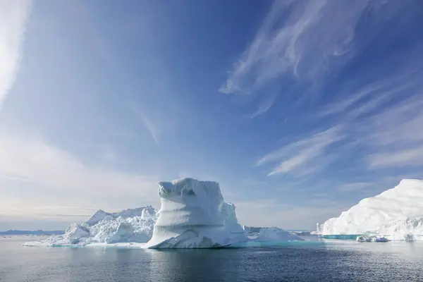 Formazioni Iceberg Sul Sole Blu Oceano Atlantico Groenlandia — Foto Stock