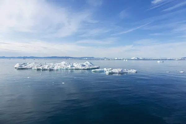 Topniejący Lód Polarny Nad Słonecznym Niebieskim Oceanem Atlantyckim Grenlandia — Zdjęcie stockowe