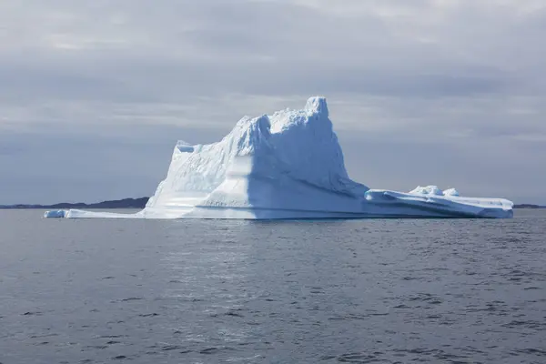 Maestosa Formazione Iceberg Sulla Soleggiata Groenlandia Dell Oceano Atlantico — Foto Stock