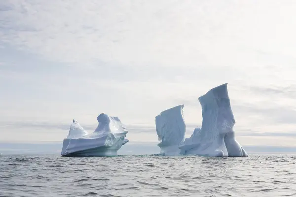 Atlantik Okyanusu Grönland Görkemli Buzdağı Oluşumları — Stok fotoğraf