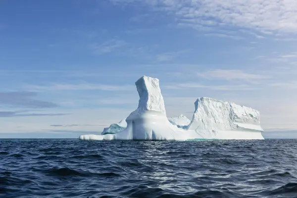 日当たりの良い青い大西洋上の雄大な氷山 海グリーンランド — ストック写真