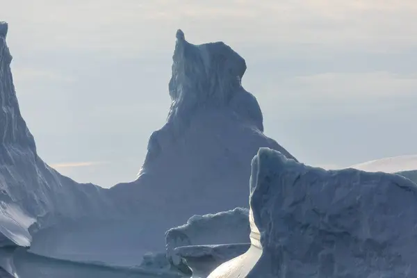 Formation Icebergs Majestueux Ensoleillés Groenland — Photo