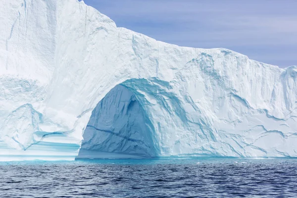 Majestätischer Eisbergbogen Über Sonnigem Blauem Ozean Grönland — Stockfoto