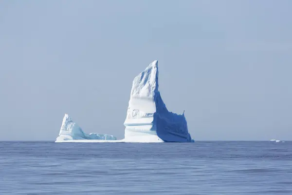 美丽的冰山在阳光普照的平静的大西洋格陵兰上空形成 — 图库照片