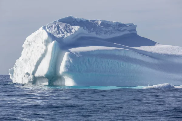 Iceberg Majestueux Sur Bleu Ensoleillé Océan Atlantique Groenland — Photo