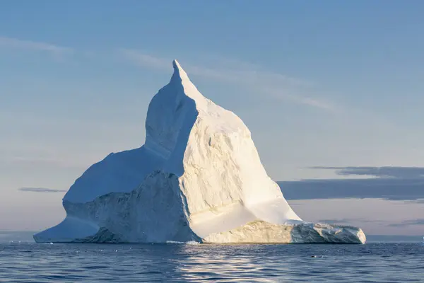 Güneşli Sakin Atlantik Okyanusu Grönland Görkemli Buzdağı Oluşumu — Stok fotoğraf