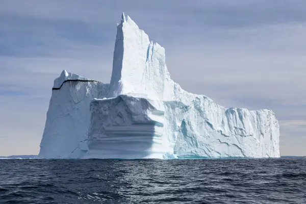 Majestätisch Aufragender Eisberg Auf Dem Sonnigen Blauen Atlantik Grönland — Stockfoto