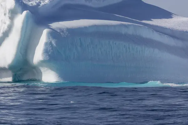 Majestuoso Iceberg Sobre Soleado Azul Del Océano Atlántico Groenlandia — Foto de Stock
