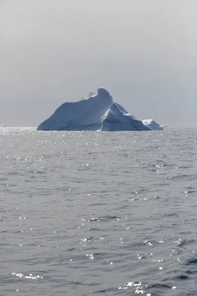 Iceberg Sobre Ensolarado Oceano Atlântico Groenlândia — Fotografia de Stock