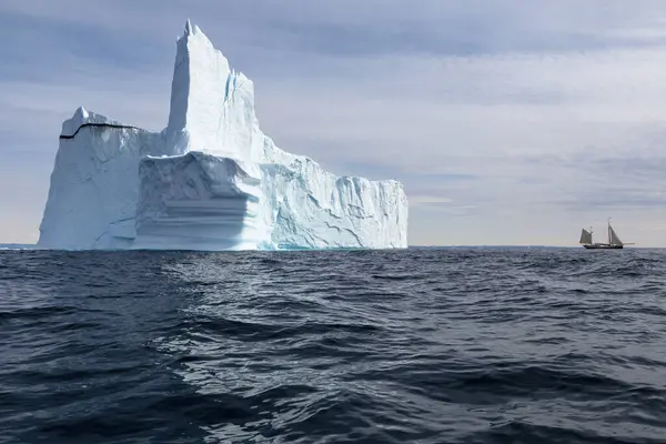 Majestátní Ledovec Formace Slunném Modrém Atlantském Oceánu Grónsko — Stock fotografie